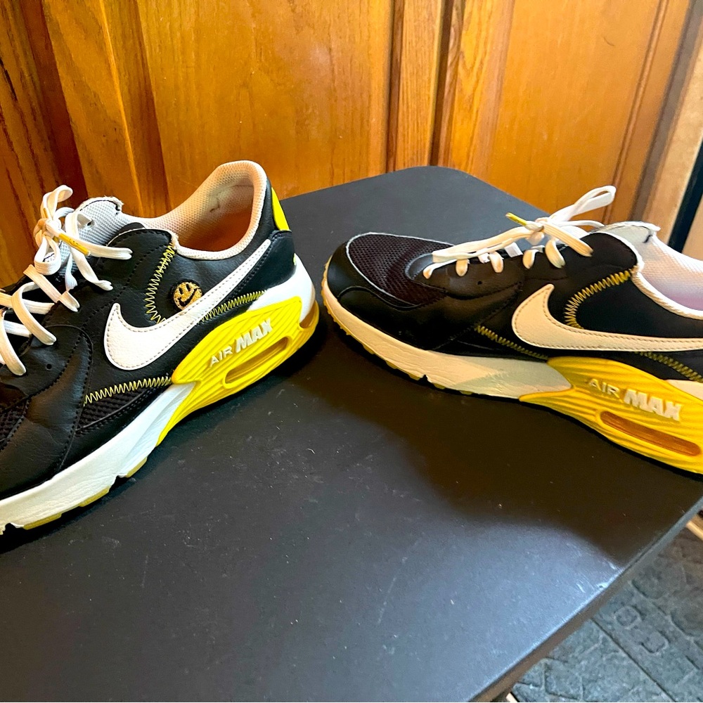 Nike AirMaxx Excee Black/White/Yellow Strike Smiley